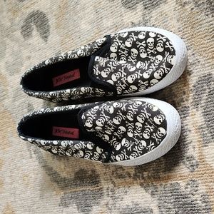 Betsy Johnson Skull Sneaker Size 7